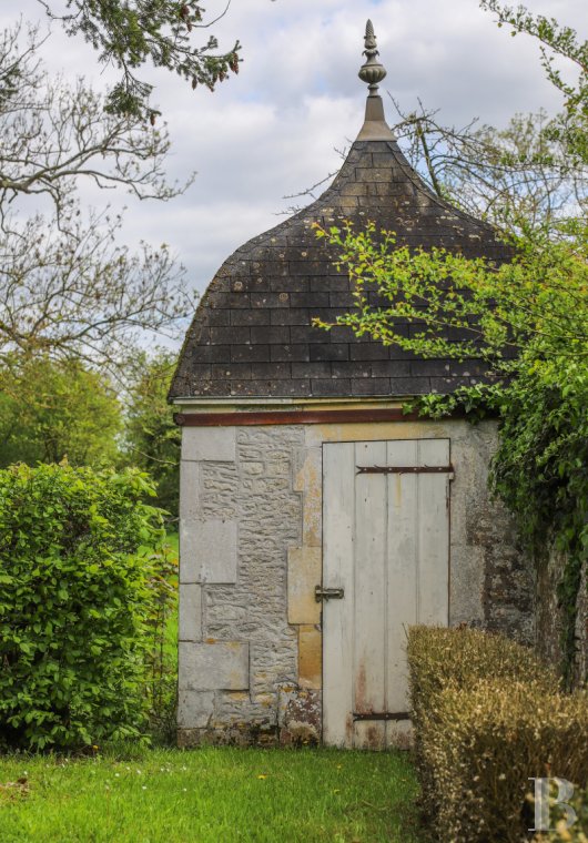 En Normandie, dans le pays d’Auge, une maison du 19e siècle bordée de douves - photo  n°6